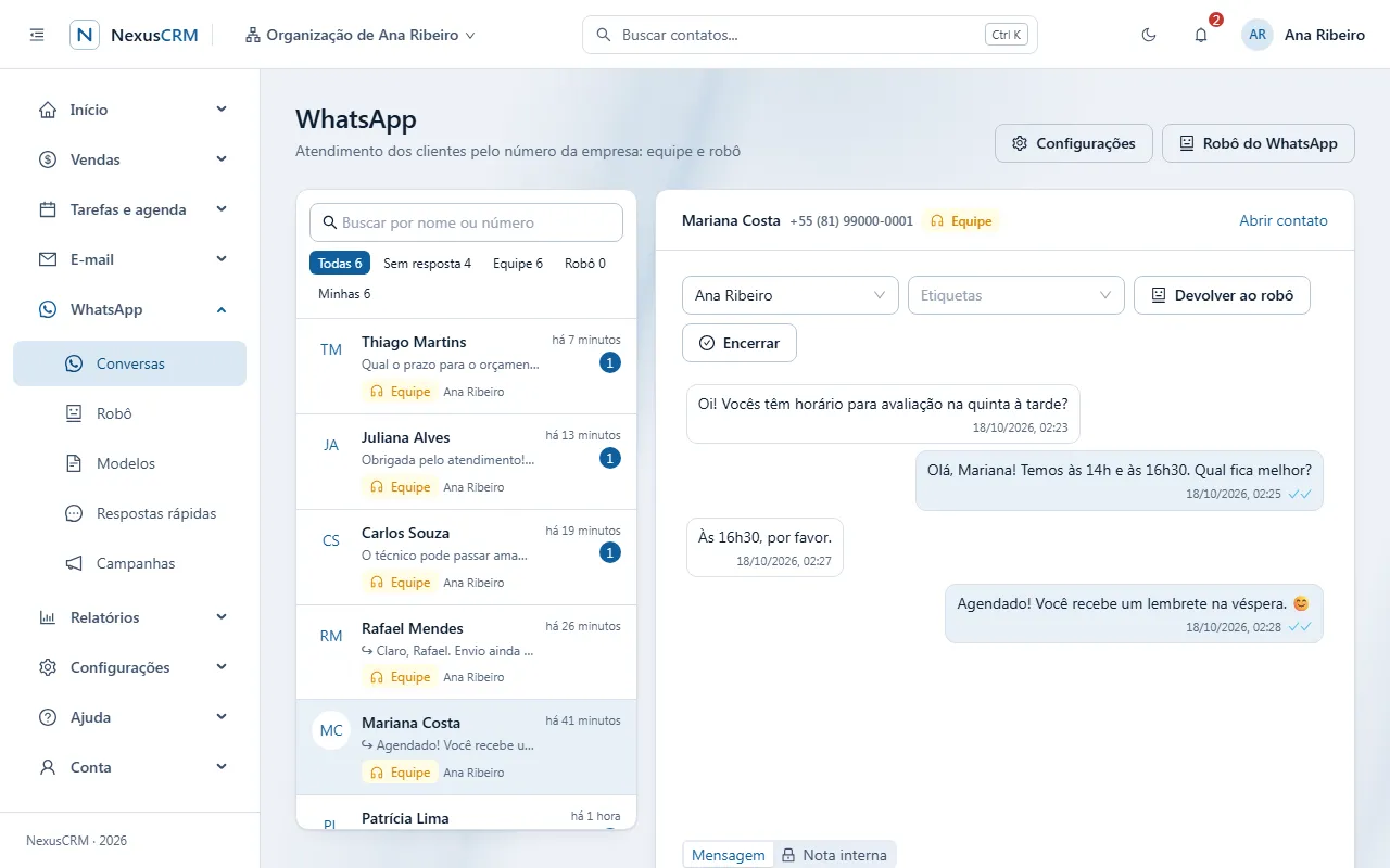 Caixa de entrada do WhatsApp no NexusCRM: lista de conversas com o responsável de cada uma e a conversa aberta com uma cliente marcando uma avaliação
